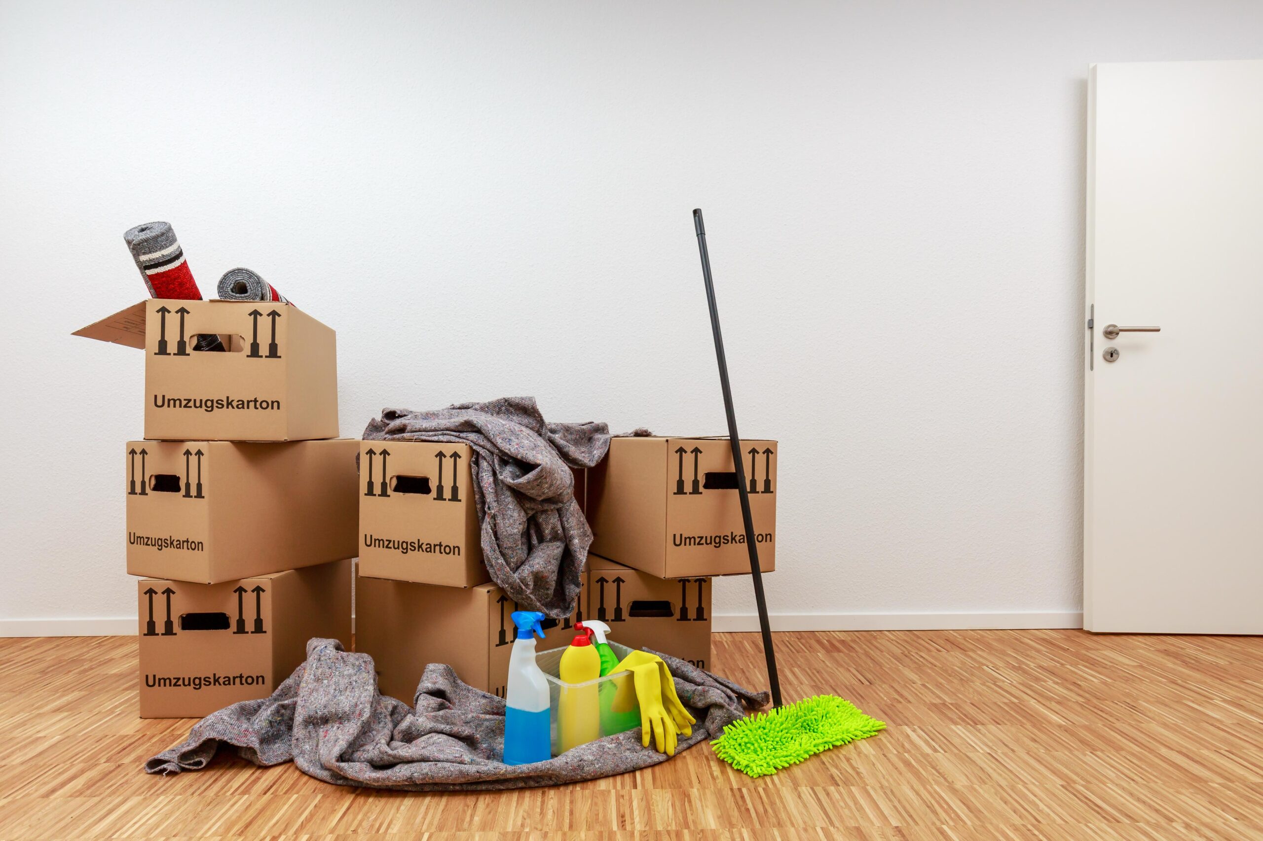 Sorgfältige Mülltrennung von Kleinteilen zur Steigerung der Recyclingquote bei einer Entrümpelung in Willich.